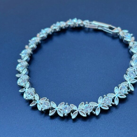 Vintage Avon Silver Tone Rhinestone Tennis Bracelet – Floral Vine Design, Signed - Picture 4 of 9